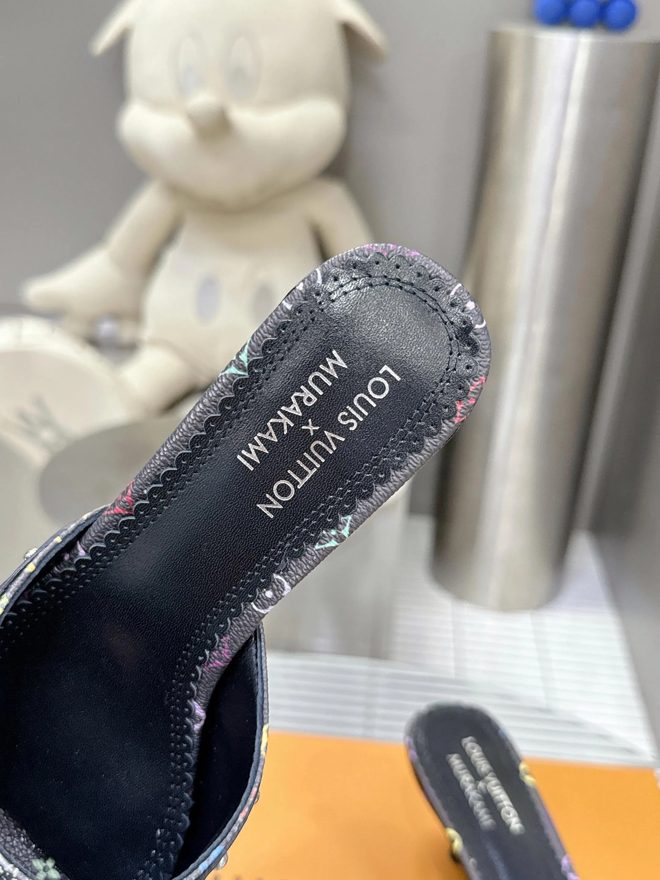👟👟Ex-factory price 480👟👟 Cat heels 5.5Cmm [Genuine leather outsole] 𝐋𝐨𝐮𝐢𝐬 𝐕𝐮𝐢𝐭𝐭𝐨𝐧 24S spring and summer new denim denim cat heels series Lv presbyopia becomes more and more attractive the more you look at it Adding denim adds a bit more playfulness. It looks great when paired with shorts, short skirts and wide-leg trousers in summer. Kitten heels also have a certain height. A must-have for sisters in summer. Sizes 35-42